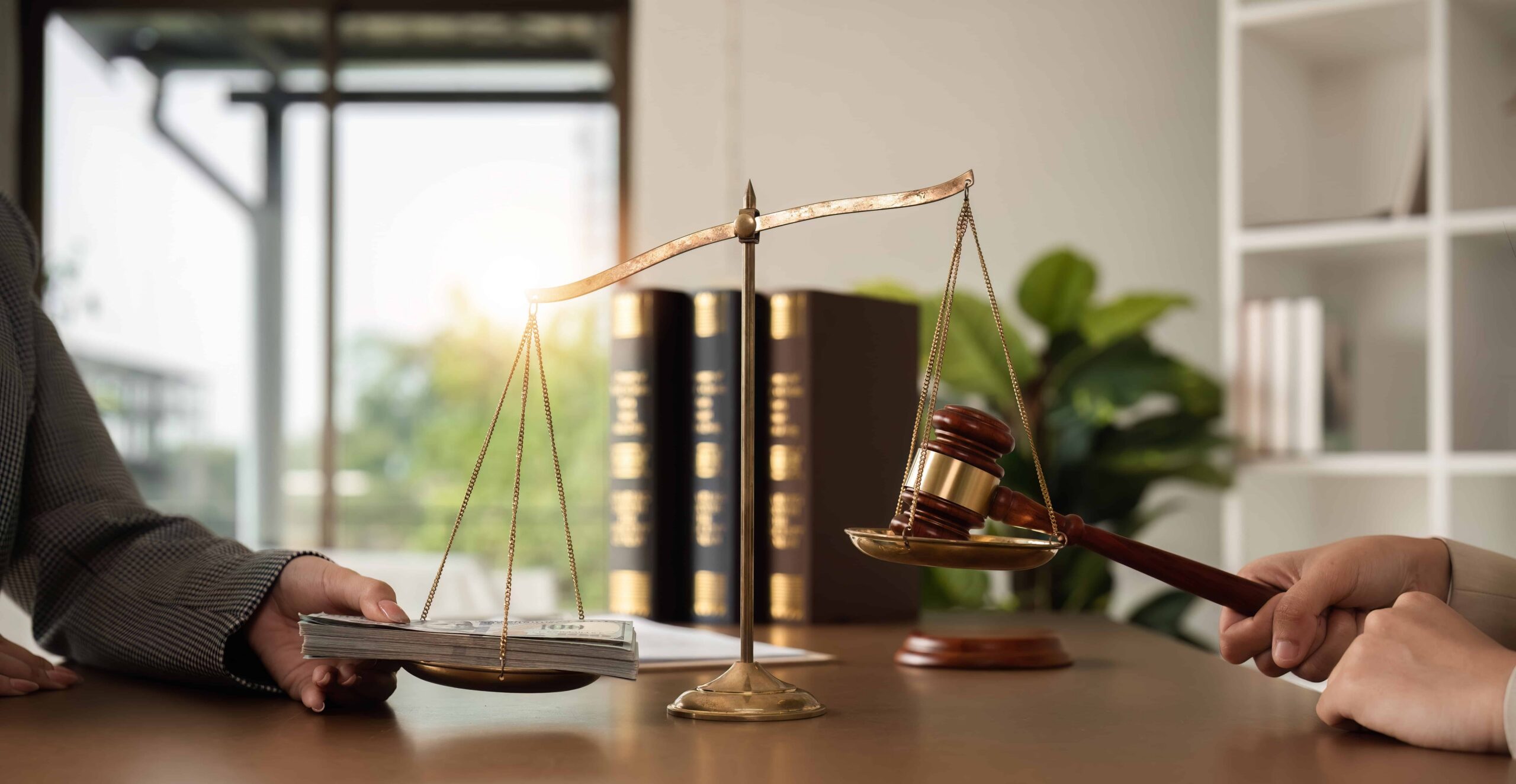 Scales of justice balancing cash and a judge’s gavel, symbolizing legal settlement, compensation, and personal injury claim negotiations
