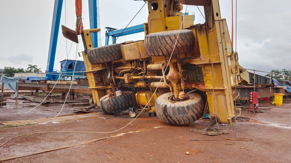 a mobile crane had an accident upside down position.